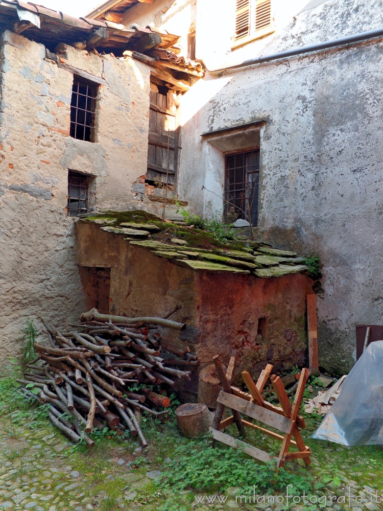 Passobreve fraction of Sagliano Micca (Biella, Italy) - External storage room between the old houses of the village.